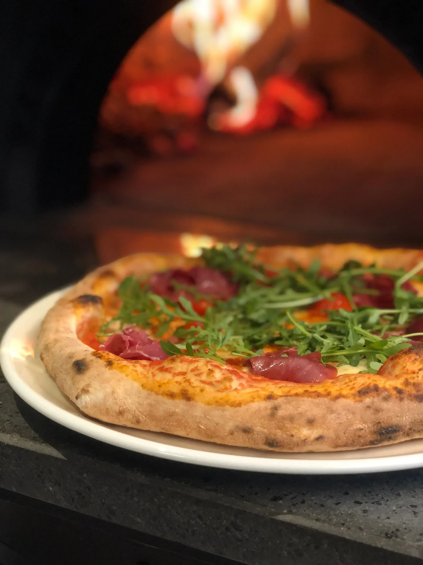 Frissen sült nápolyi pizza